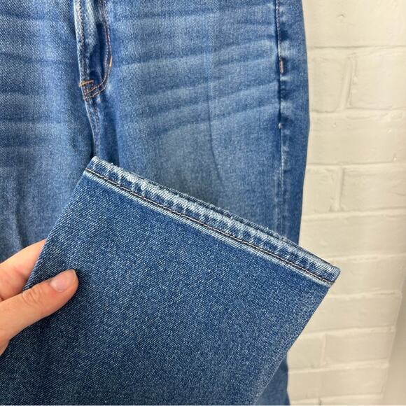 American Eagle High Rise Mom Straight Distressed Jeans Size 6 - Picture 7 of 11